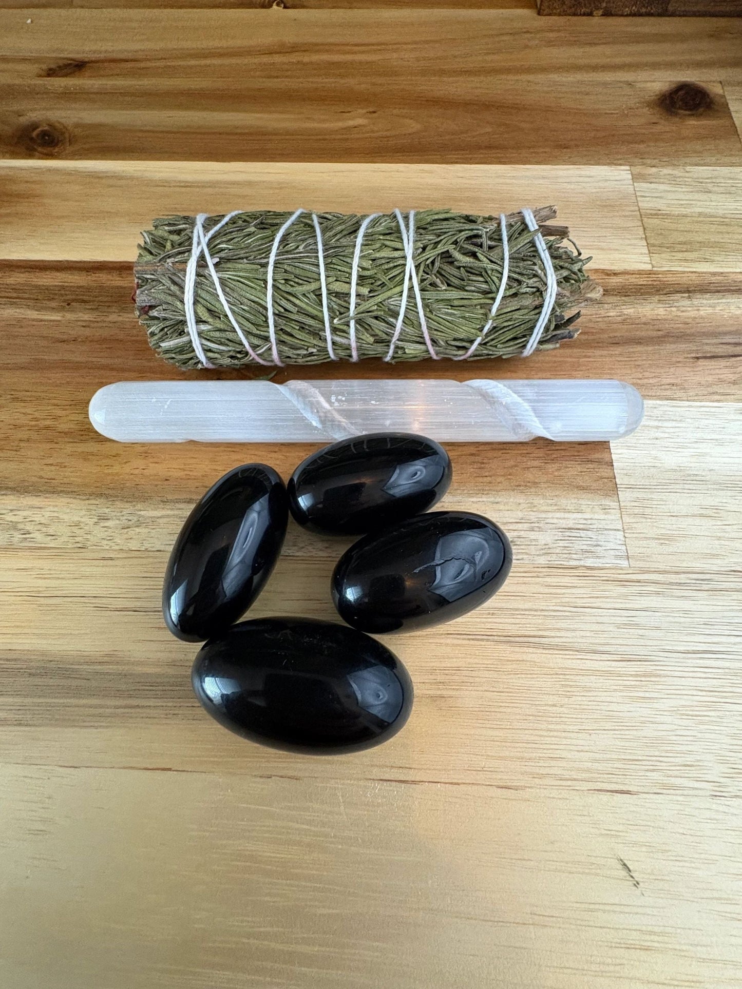 🛸 Alien Defense Crystal Kit – Protection, Cleansing & Cosmic Boundary Control (Rosemary Edition)