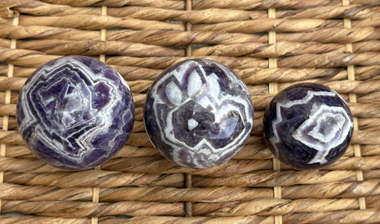 💜 Dream Amethyst Crystal Sphere – Intuition, Calm & Cosmic Wisdom