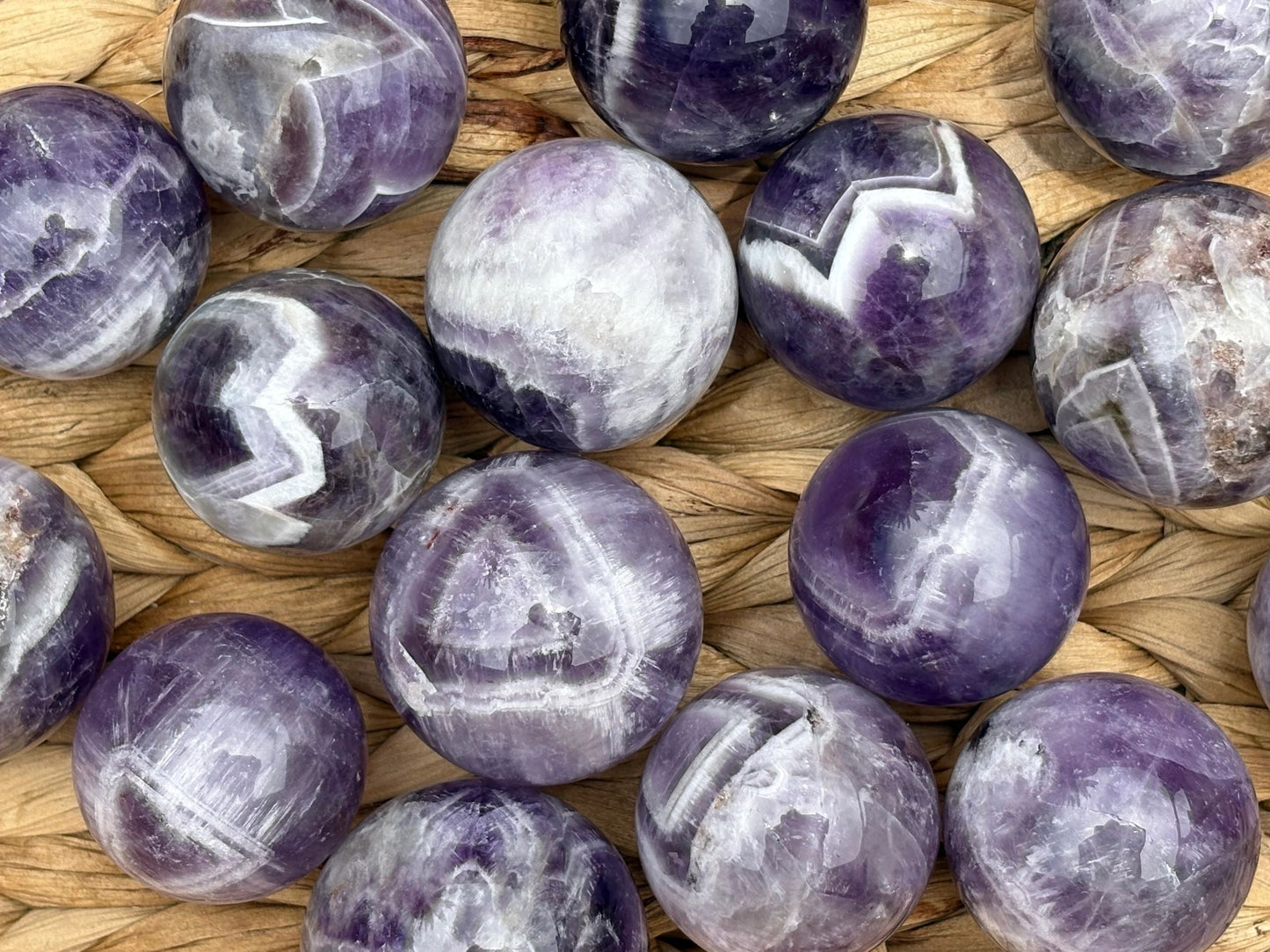 💜 Chevron Dream Amethyst Spheres – Intuition, Calm & Cosmic Alignment