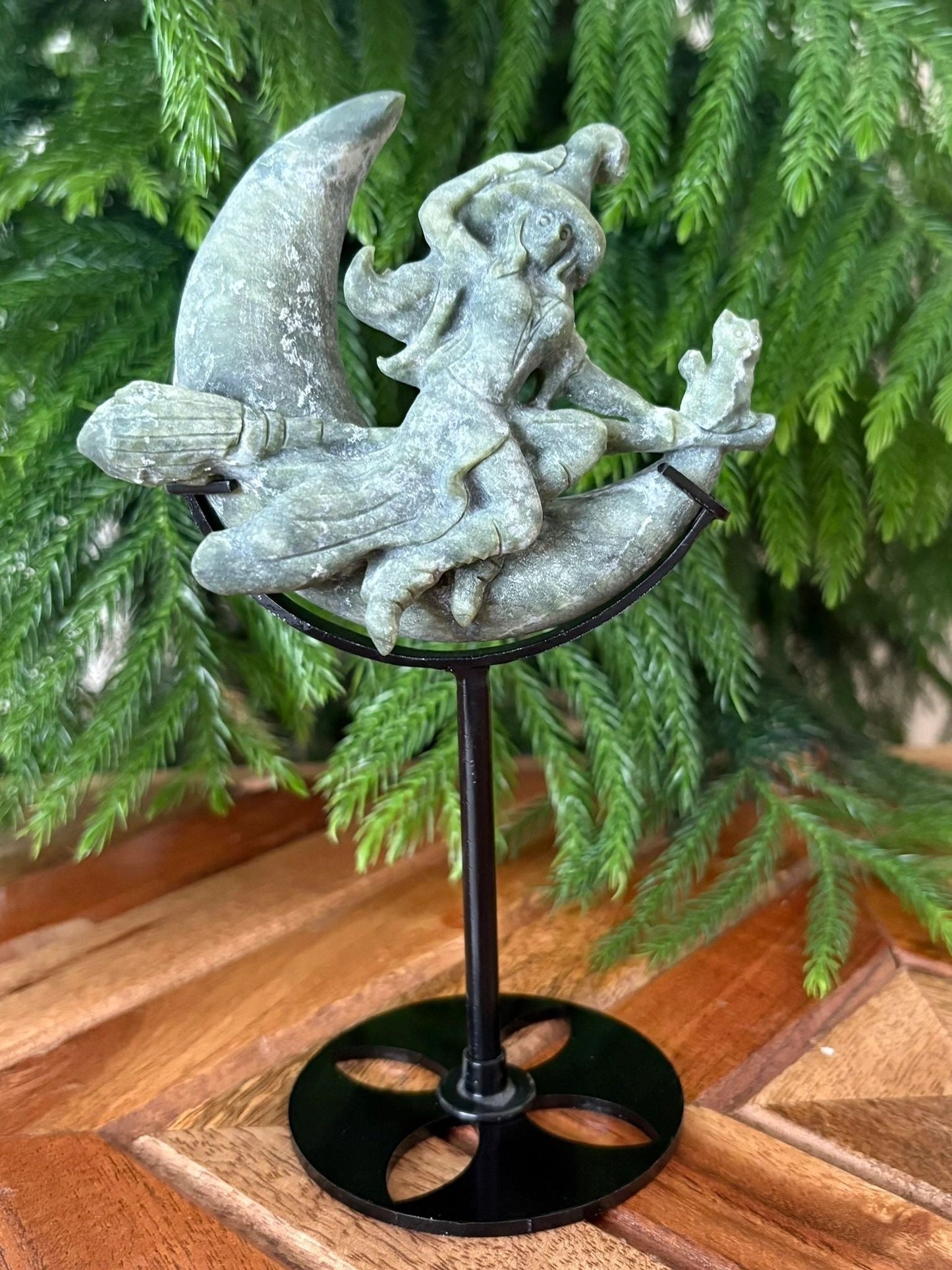 🧹 Serpentine Witch Flying Over the Moon – Magic, Grounding & Feminine Power | Hand-Carved Crystal