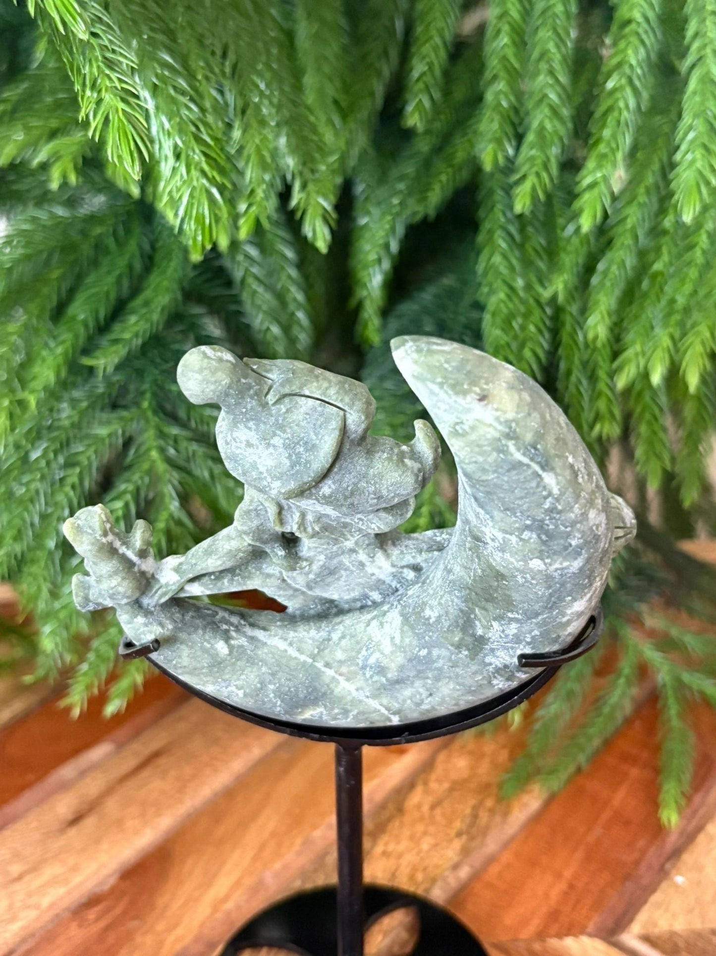🧹 Serpentine Witch Flying Over the Moon – Magic, Grounding & Feminine Power | Hand-Carved Crystal