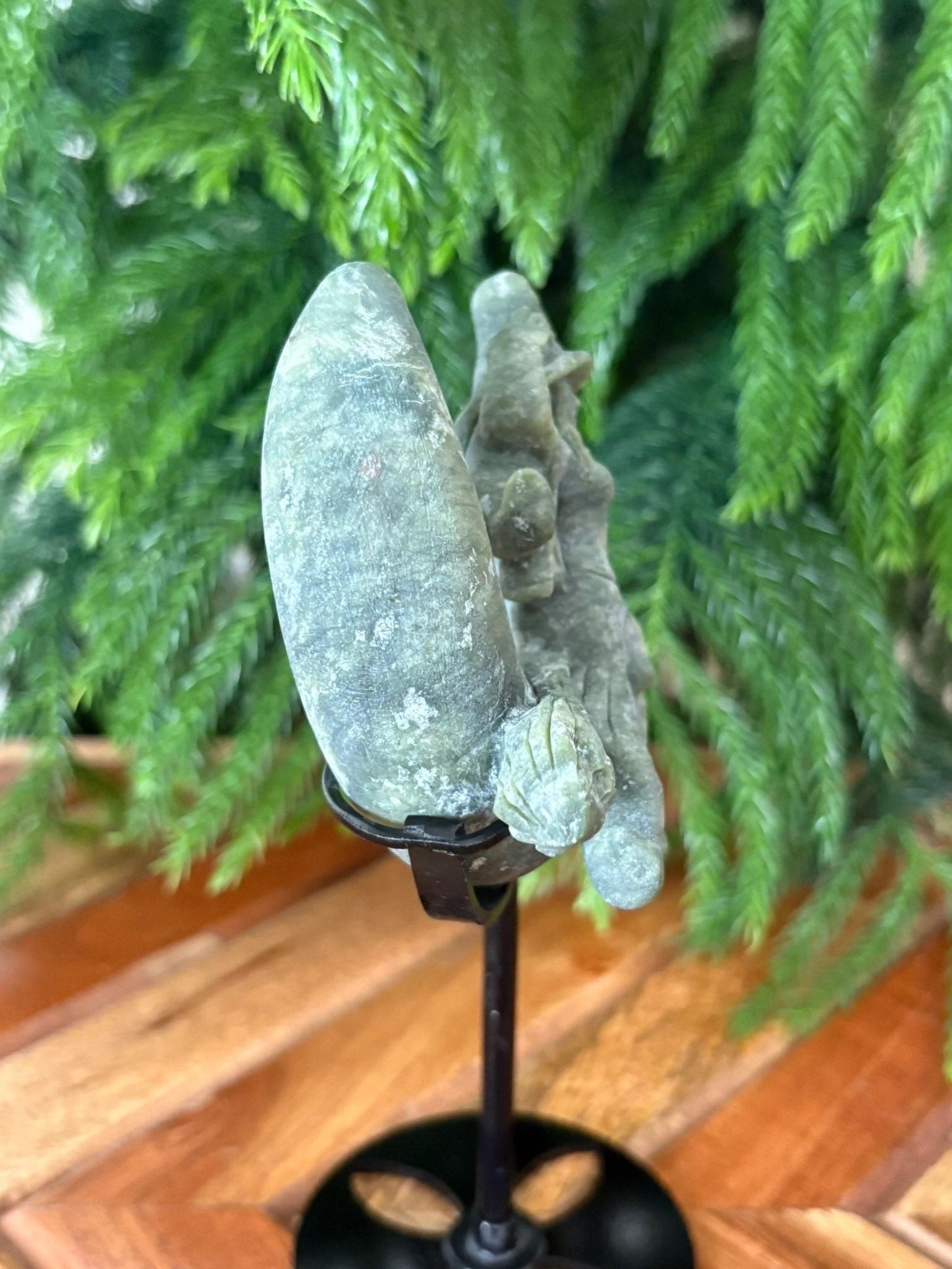 🧹 Serpentine Witch Flying Over the Moon – Magic, Grounding & Feminine Power | Hand-Carved Crystal