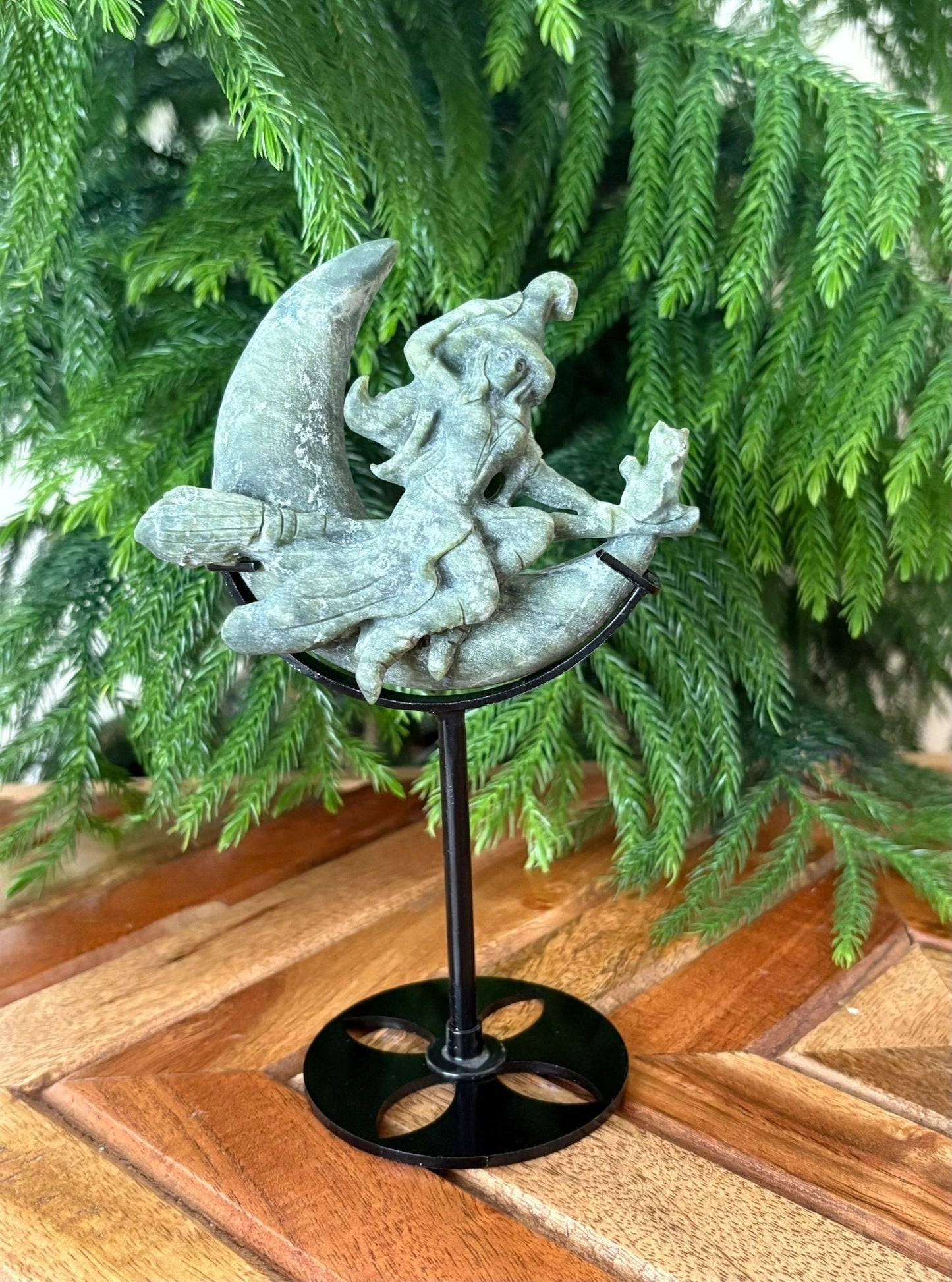 🧹 Serpentine Witch Flying Over the Moon – Magic, Grounding & Feminine Power | Hand-Carved Crystal