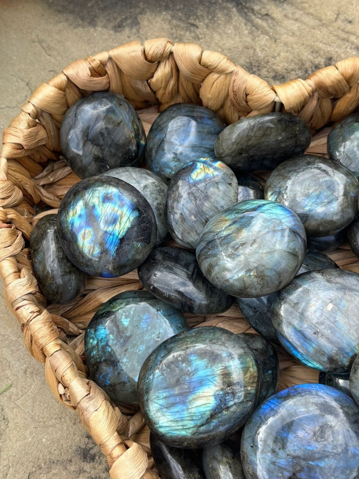 🖤 Labradorite Palmstone – Protection, Intuition & Electric Flash | Approx. 2"