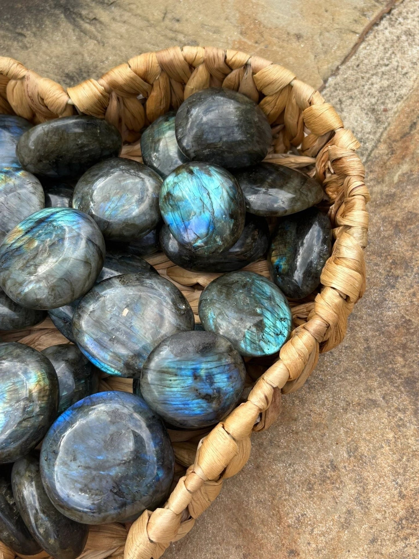 🖤 Labradorite Palmstone – Protection, Intuition & Electric Flash | Approx. 2"
