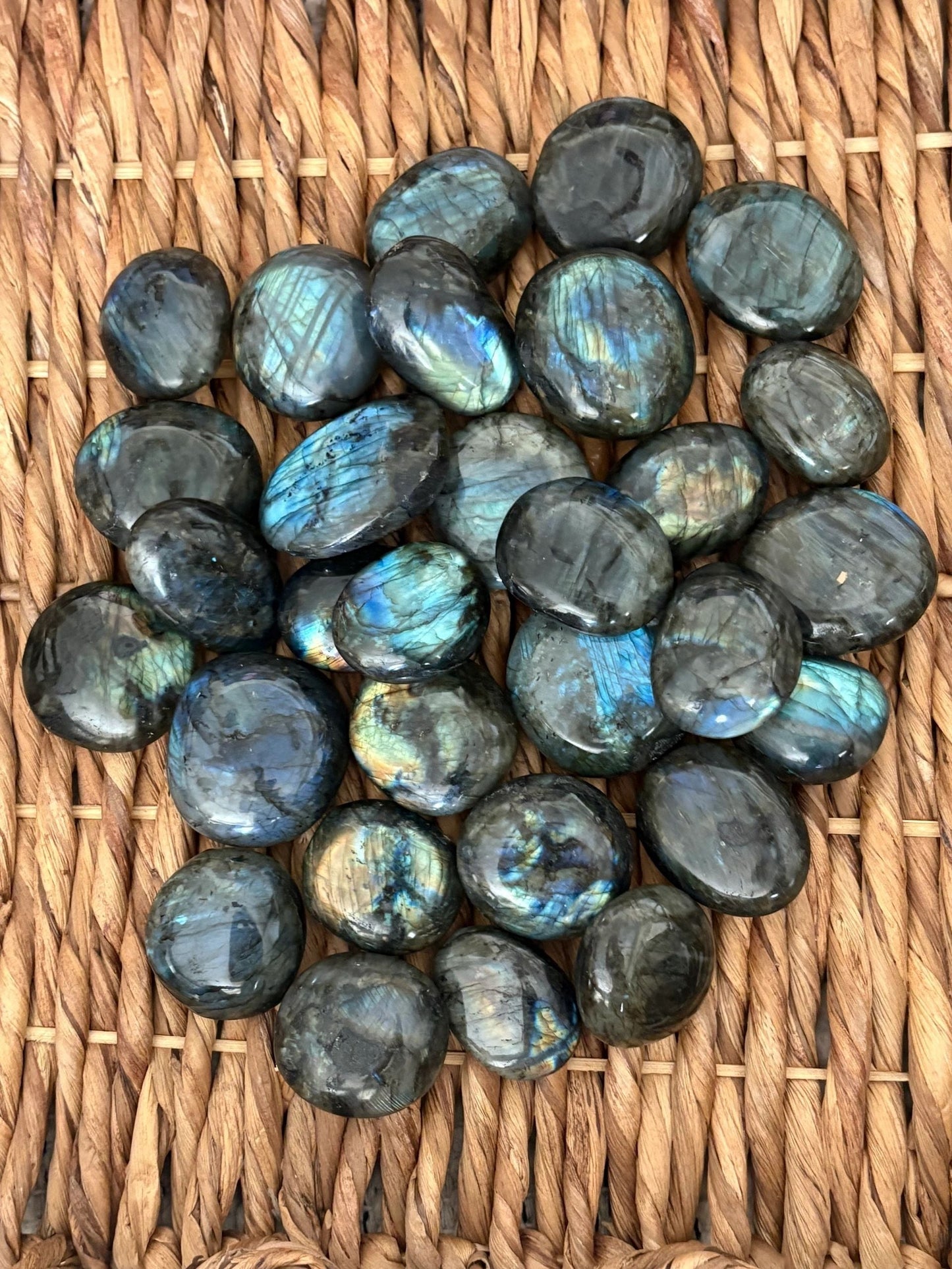 🖤 Labradorite Palmstone – Protection, Intuition & Electric Flash | Approx. 2"