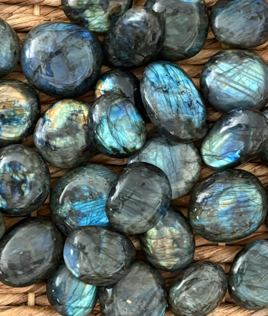 🖤 Labradorite Palmstone – Protection, Intuition & Electric Flash | Approx. 2"