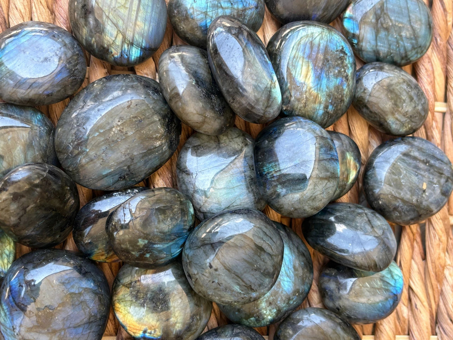 🖤 Labradorite Palmstone – Protection, Intuition & Electric Flash | Approx. 2"