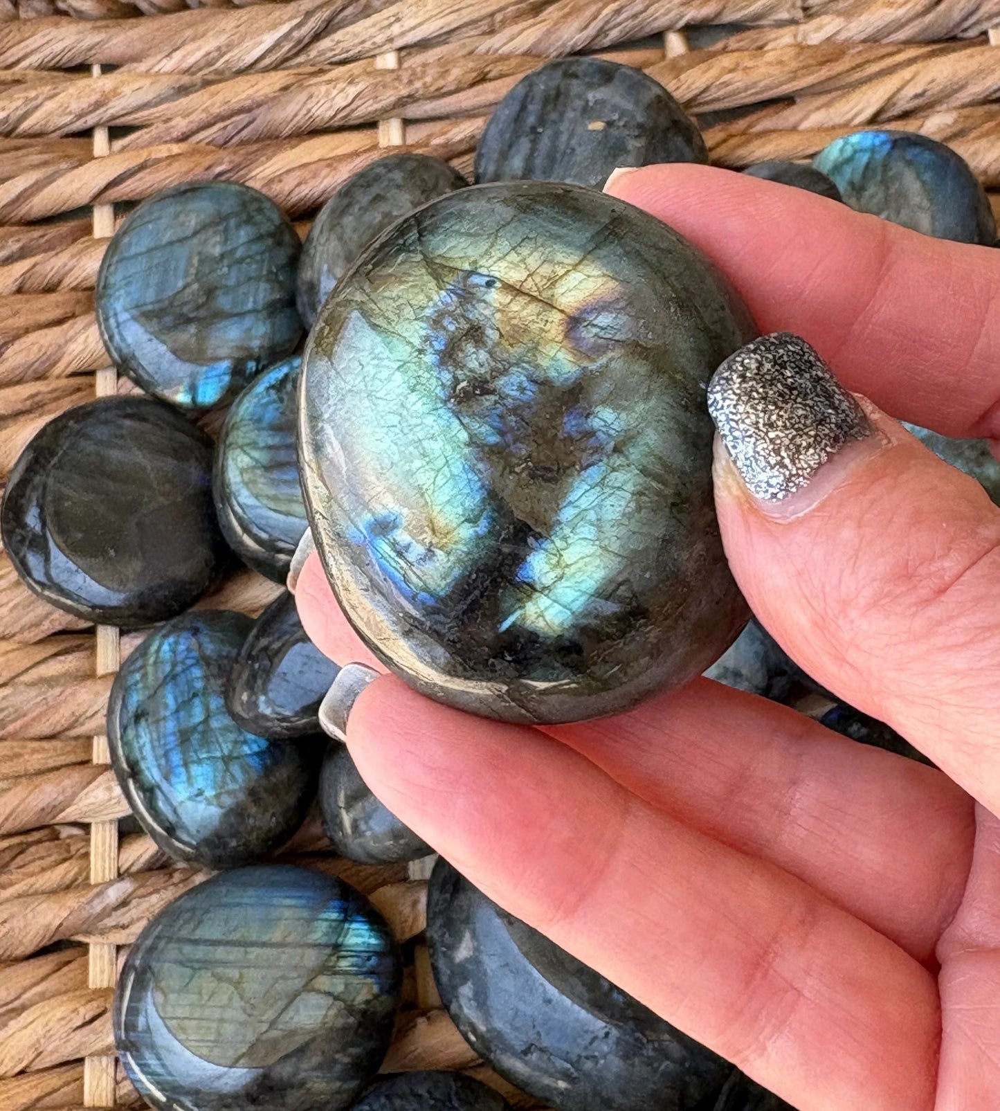 🖤 Labradorite Palmstone – Protection, Intuition & Electric Flash | Approx. 2"