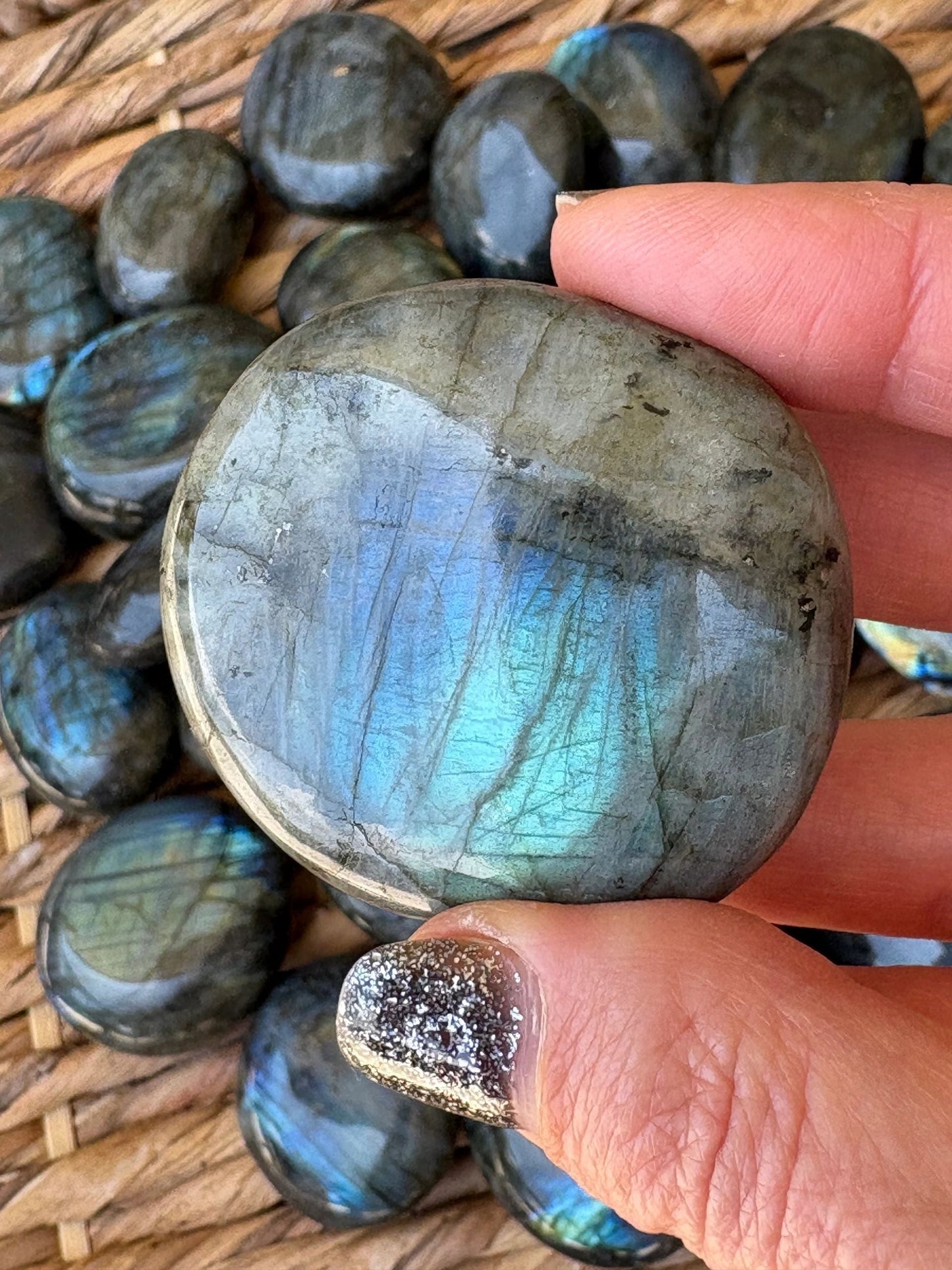 🖤 Labradorite Palmstone – Protection, Intuition & Electric Flash | Approx. 2"