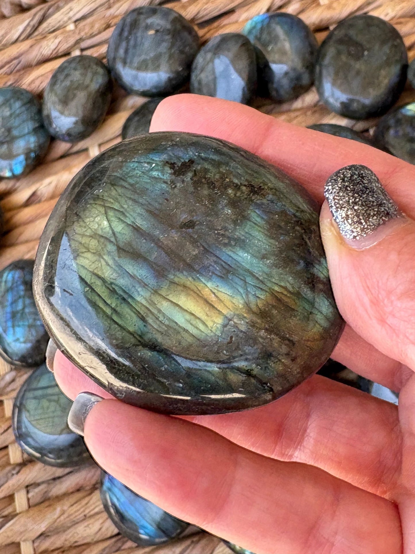 🖤 Labradorite Palmstone – Protection, Intuition & Electric Flash | Approx. 2"