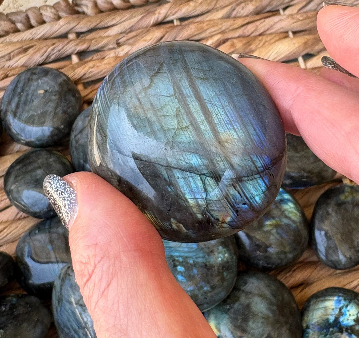 🖤 Labradorite Palmstone – Protection, Intuition & Electric Flash | Approx. 2"